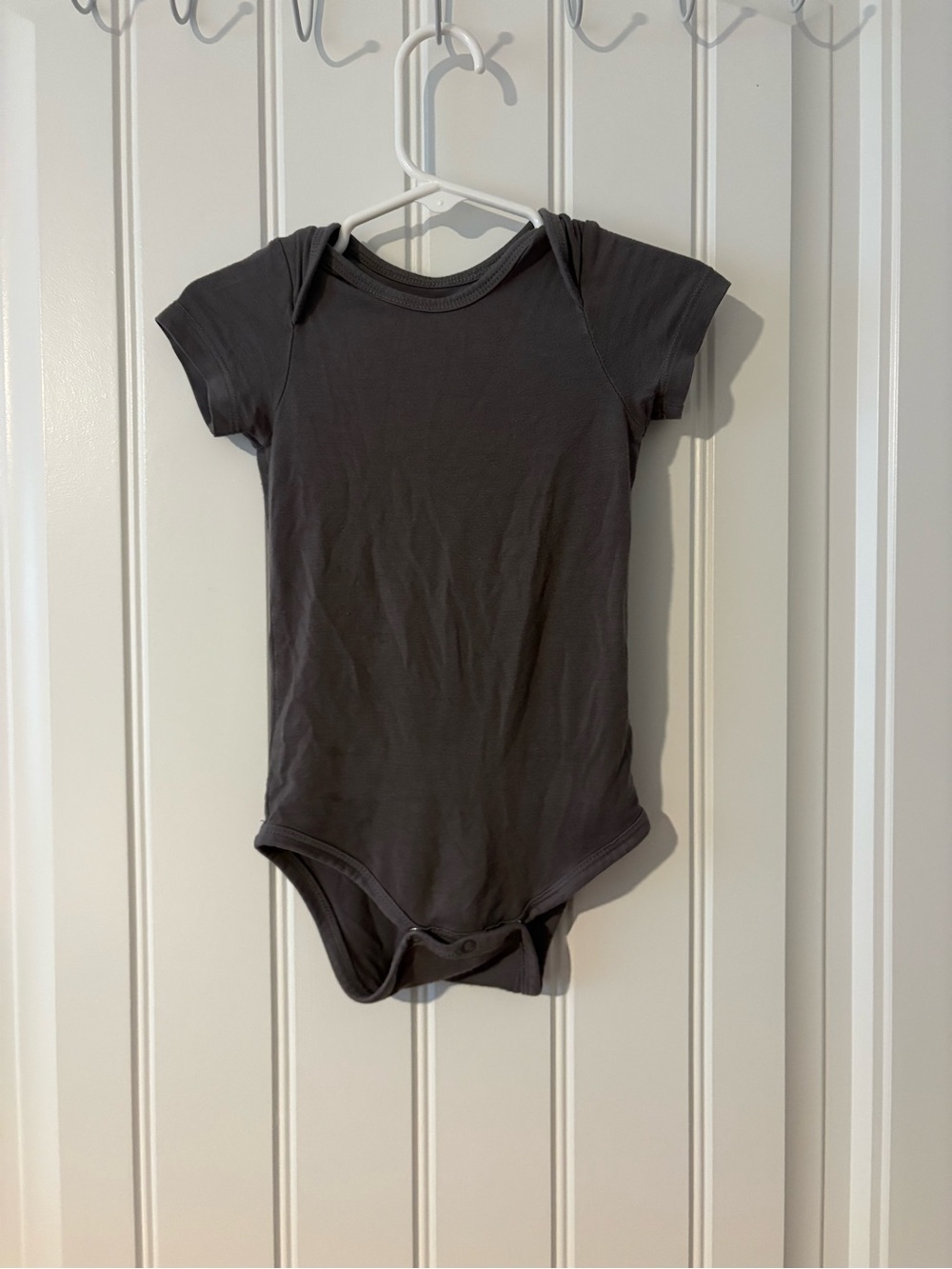 Kyte Baby Classic Short-Sleeve Baby bodysuit in Charcoal